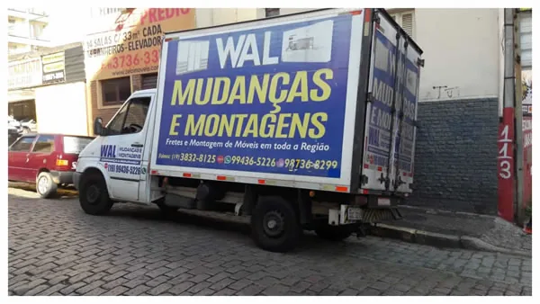 Caminhão Wal Mudanças em mudança